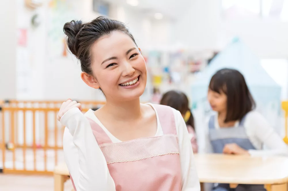 仕事をしながら保育資格試験に合格する方法!通信講座と通学講座の選び方や、合格条件を解説!